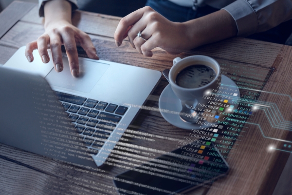 Mani al computer per sviluppo veloce codice software microservizi