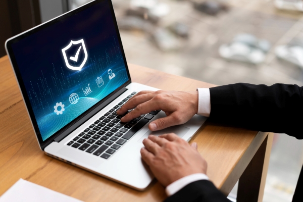 Schermata laptop con icona sicurezza informatica come simbolo di sicurezza della piattaforma aziendale
