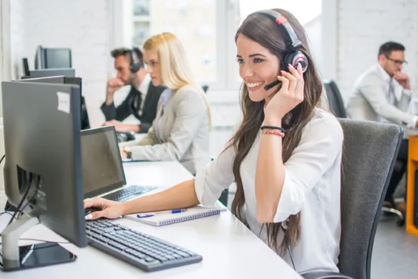 ragazza di callcenter informa il cliente in videochat
