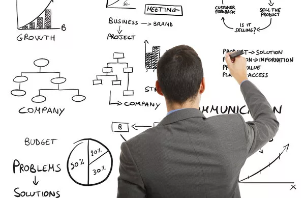 Uomo d'affari che scrive concetti relativi al business