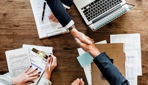 stretta di mano per garantire processi di identity proofing sicuri e certificati