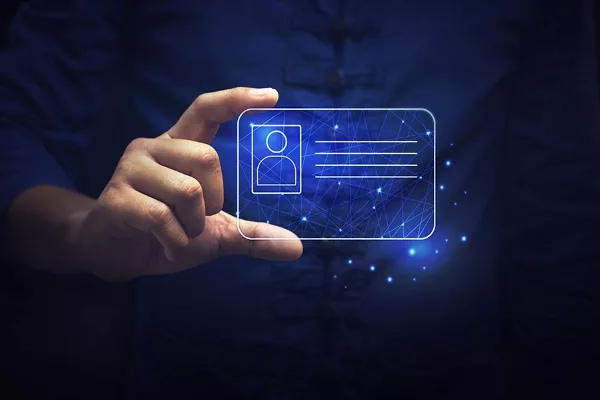 Identità digitale europea rappresentata da una card virtuale per servizi fiduciari