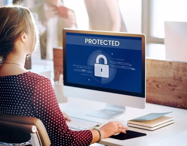 garantire la conformità legale nei processi digitali mostrata da un monitor con lucchetto e scritta protected