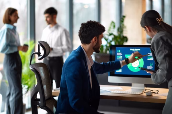 come passare dalla gestione documentale ai processi digitali spiegato al computer tra colleghi